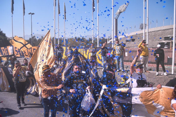 Afición de Pumas alentando a las afueras de Ciudad Universitaria