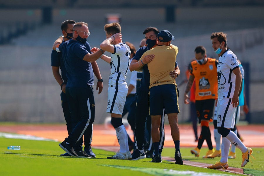 Cuerpo técnico y jugadores de Pumas celebran el pase a Semifinales