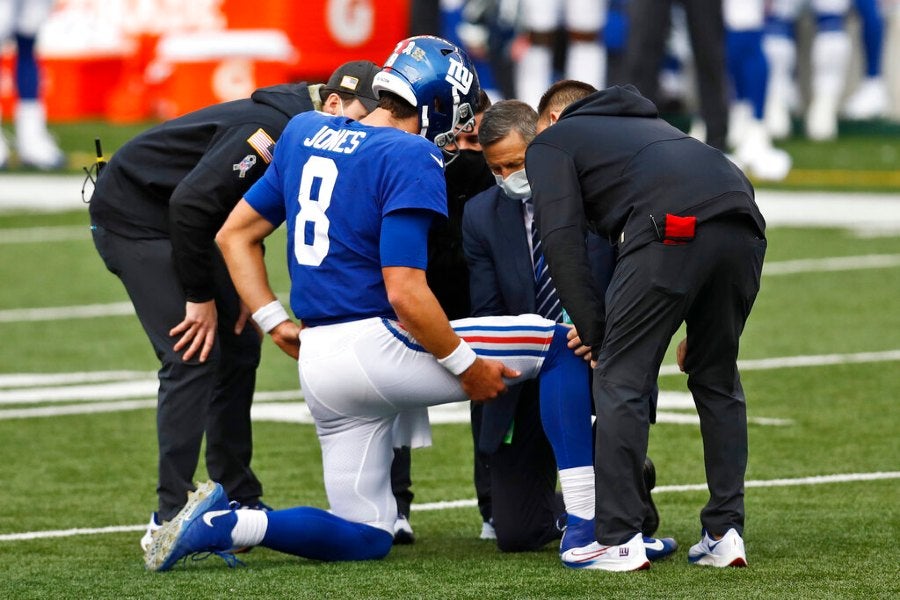 Daniel Jones en partido ante Bengals