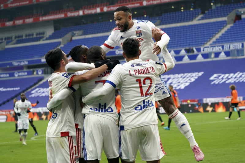 Depay jugando con Lyon