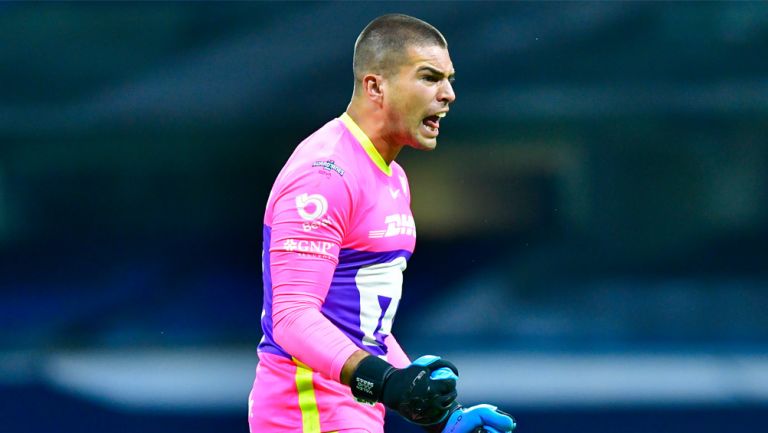 IMAGO7 Julio González festeja una anotación de Pumas ante Cruz Azul