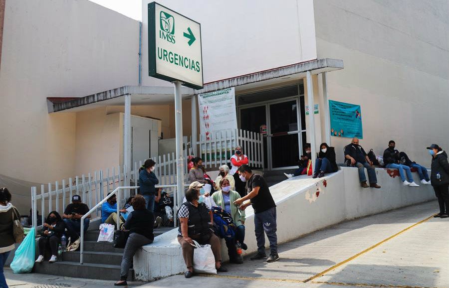 Personas a las afueras de un hospital del IMSS