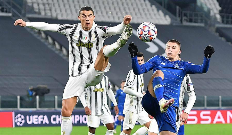 El portugués pelea el balón en juego ante Dinamo de Kiev