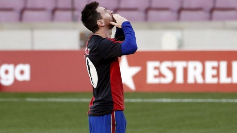 Lionel Messi luego de festejar su gol ante el Osasuna en honor a Diego