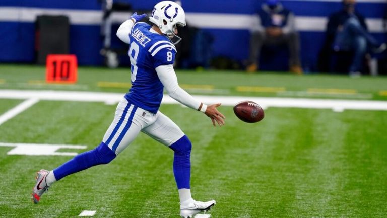 Rigoberto Sánchez en un partido con Colts