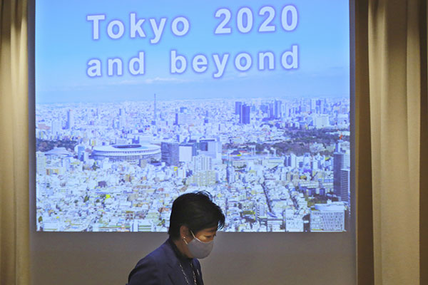 La gobernadora de Tokio en una conferencia