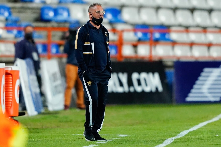 Andrés Lillini dirigiendo a los Pumas ante Pachuca