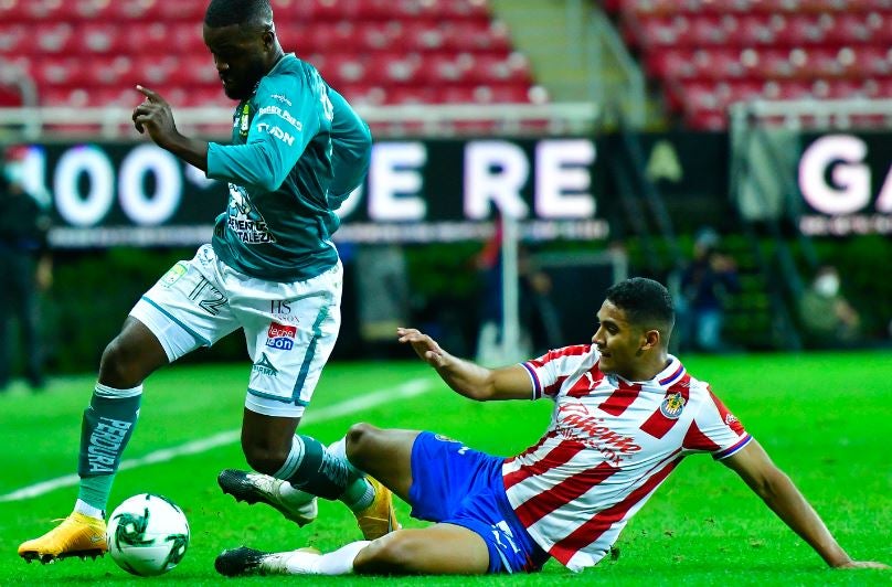 Joel Campbell y Gilberto Sepúlveda, luchan por la redonda