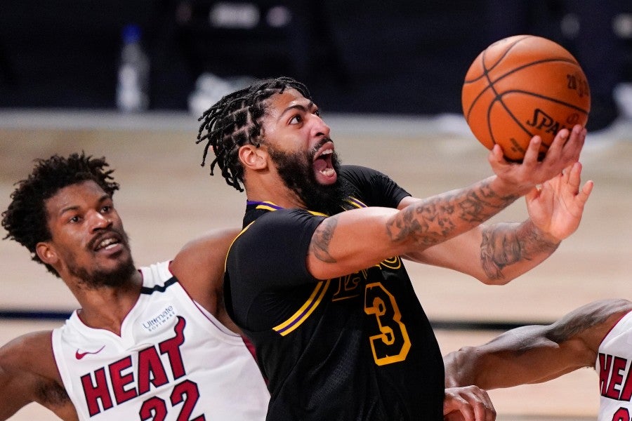 Anthony Davis en un juego con los Lakers