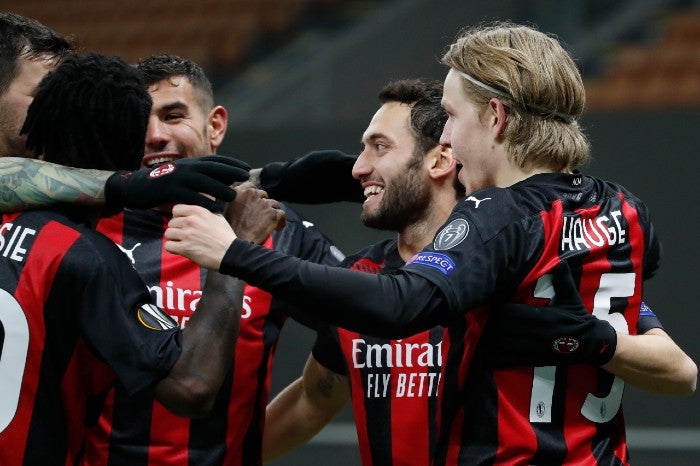 Jugadores del Milan festejan un tanto