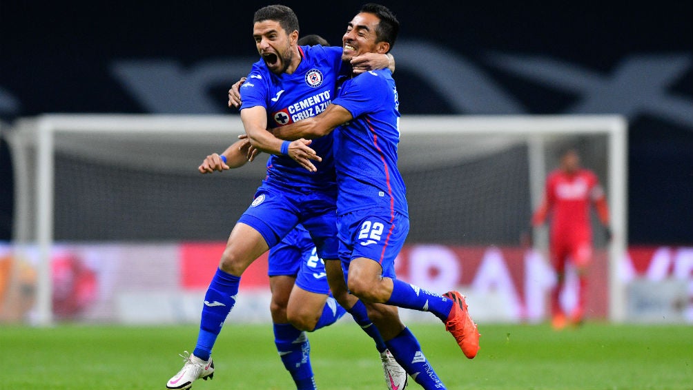 Jugadores de Cruz Azul en festejo ante Pumas