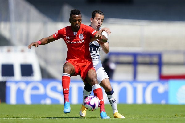 Michael Estrada, delantero de Diablos Rojos, ante Pumas