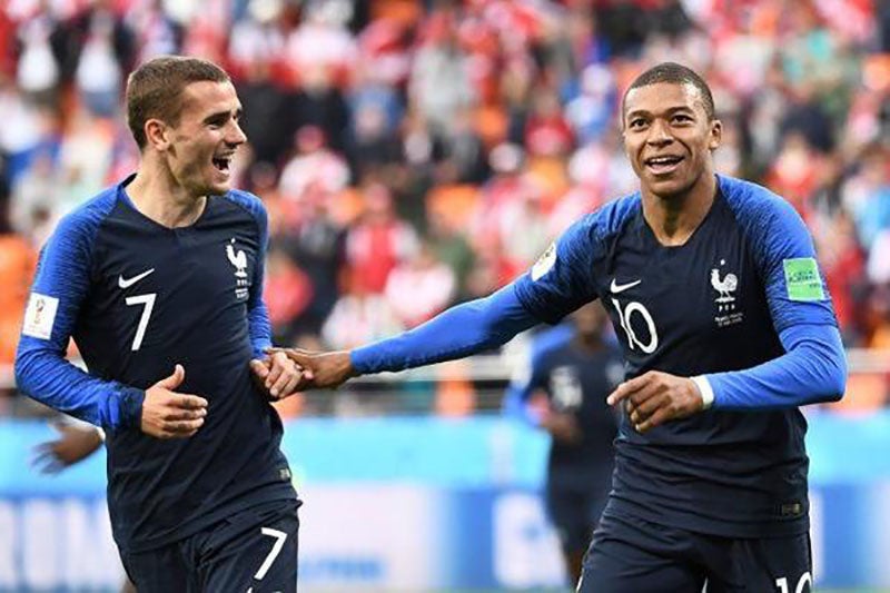 Antoine Griezmann y Kylyan Mbappé en un duelo con Francia 