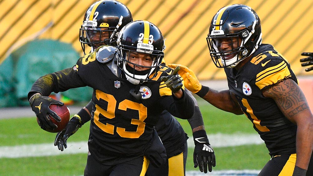 La defensiva de Steelers celebra una jugada