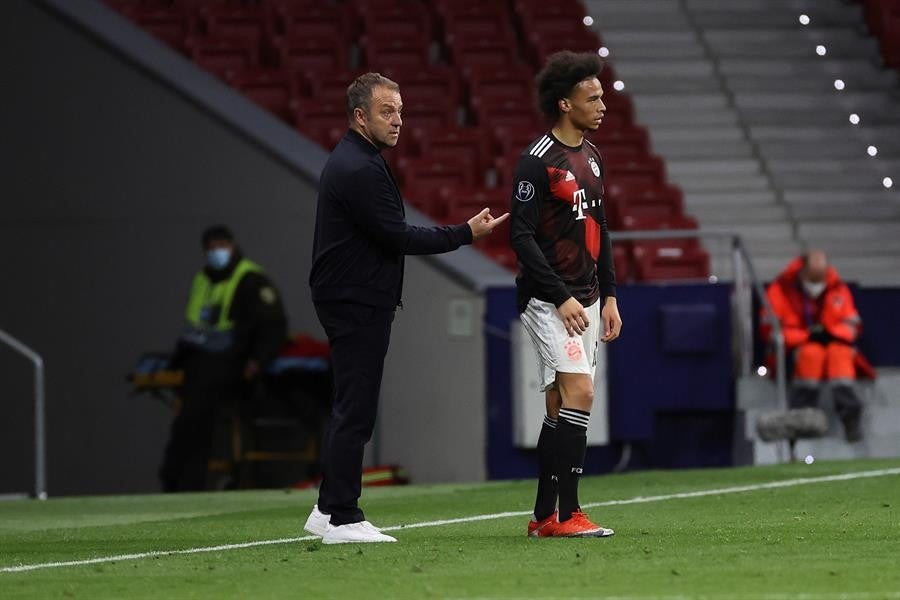 Hans Flick y Sané en un partido del Bayern