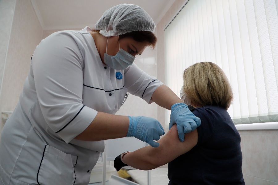 Enfermera vacunando a una persona