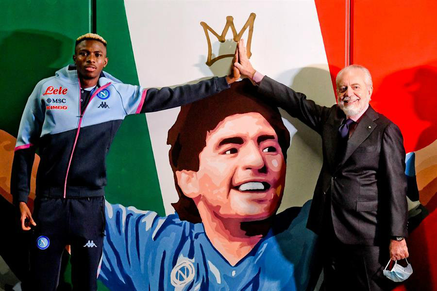 Víctor Osimehn, jugador del Napoli y el presidente Aurelio De Laurentiis en mural del Diego