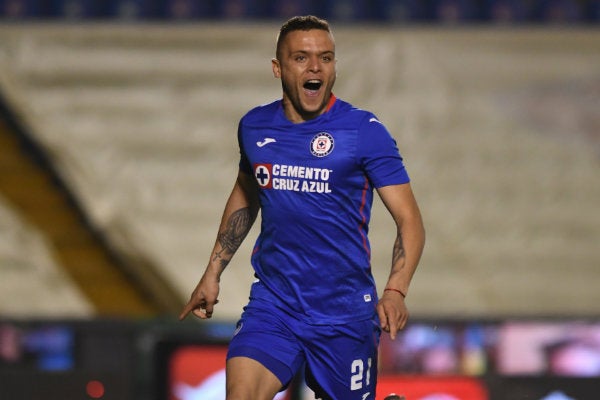 Jonathan Rodríguez, delantero de Cruz Azul, en festejo