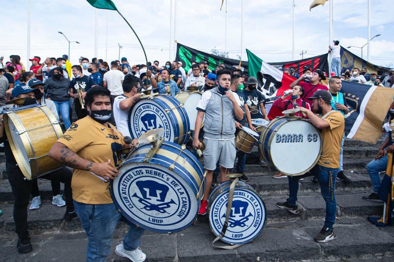 Afición de Pumas en festejo