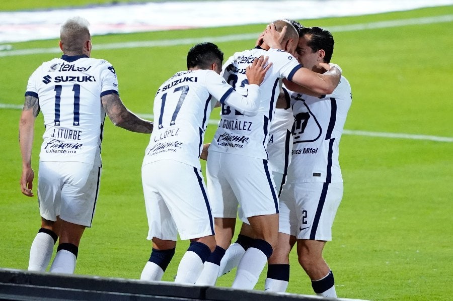 Jugadores de Pumas celebran gol vs Cruz Azul