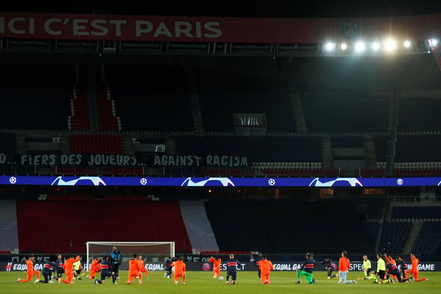 Jugadores del PSG y Estambul en muestra de respeto