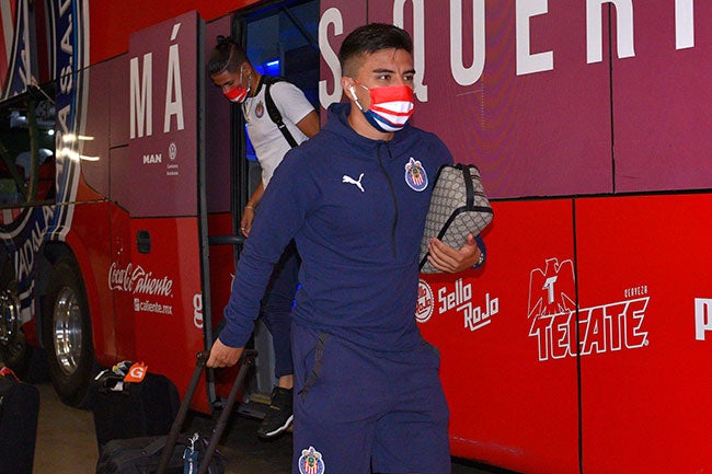 Beltrán desciende del autobús de Chivas