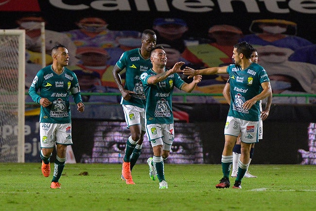 Jugadores de León celebran un gol contra Pumas