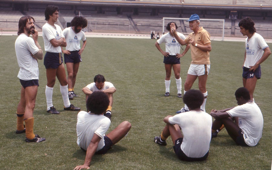 Jorge Marik dando instrucciones a sus jugadores en entramiento