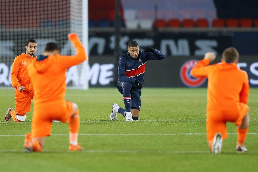 Previo al juego, futbolistas parisinos y turcos levantaron el puño en el centro del campo