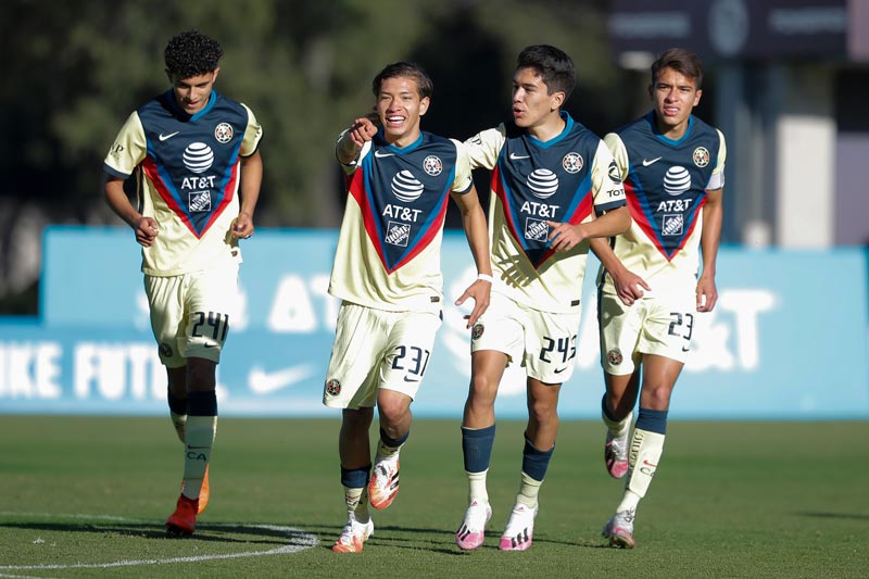 Futbolistas de las Águilas Sub 17 celebran un gol