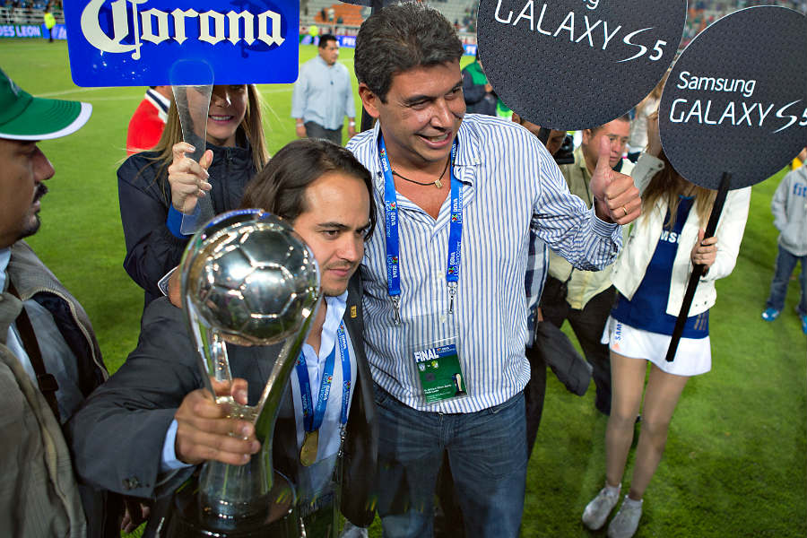 Arturo Elías con Jesús Martínez Murguía con el campeonato del Clausura 2014