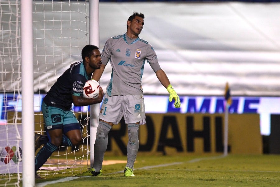 Brayan Angulo luego de meter gol con el Puebla