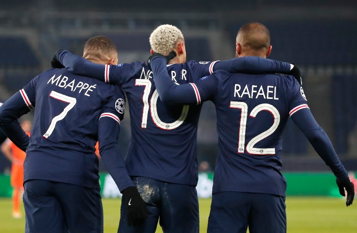 Neymar junto con Kylian Mbappé y Rafael