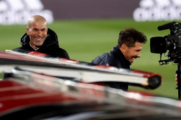 Zidane y Simeone se saludan durante el derbi madrileño 