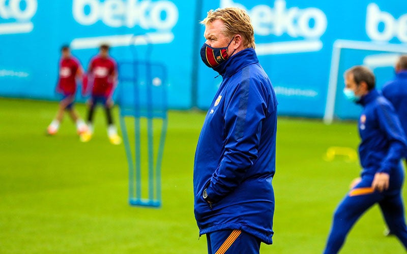 Koeman observa un entrenamiento del Barcelona 