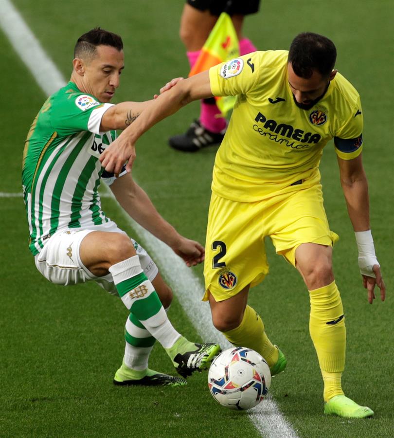 Andrés Guardado disputa un balón