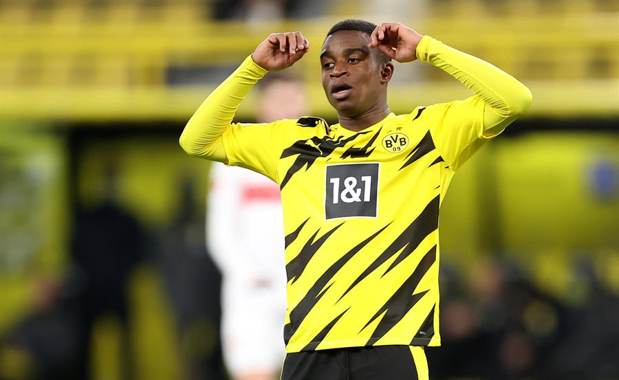 Youssoufa Moukoko en lamento con el Dortmund