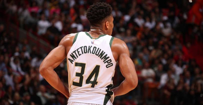 Giannis Antetokounmpo en partido con los Bucks 