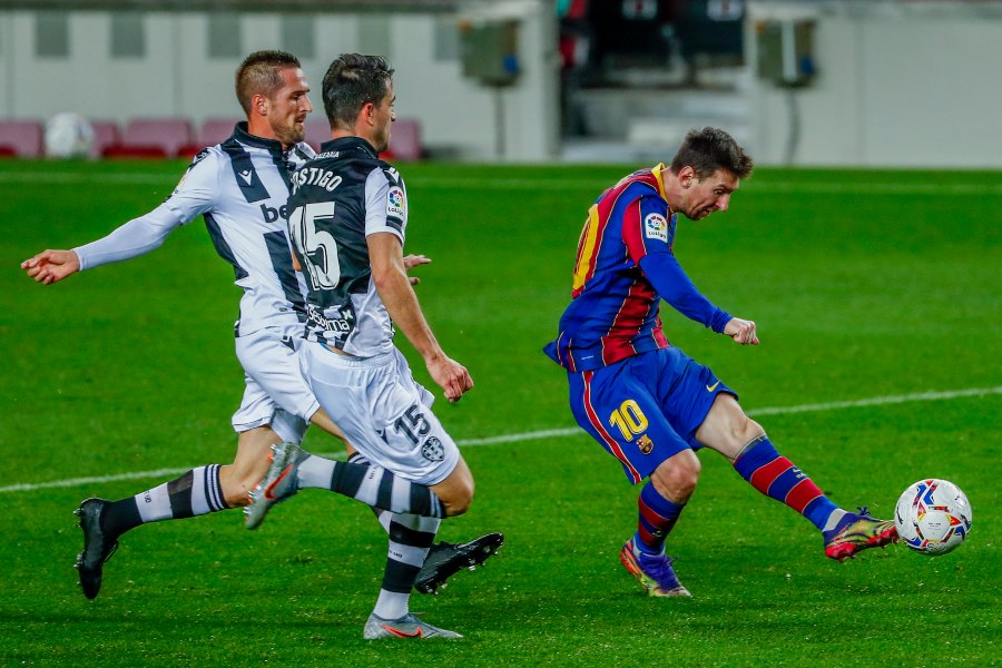 Lionel Messi disparando hacía la portería del Levante