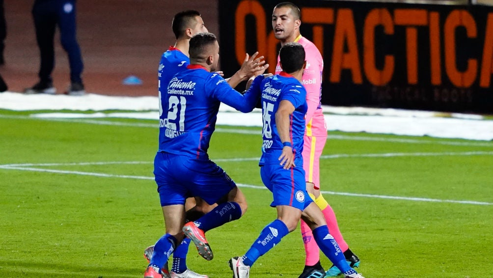 Jugadores de Cruz Azul en el partido ante Pumas