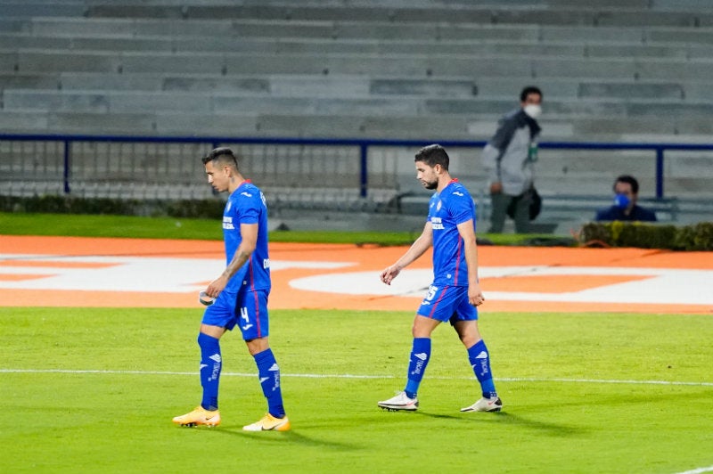 Jugadores de Cruz Azul en lamento