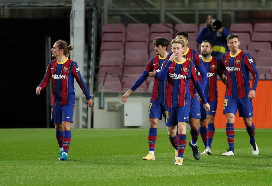 Jugadores del Barcelona celebran el gol al Levante