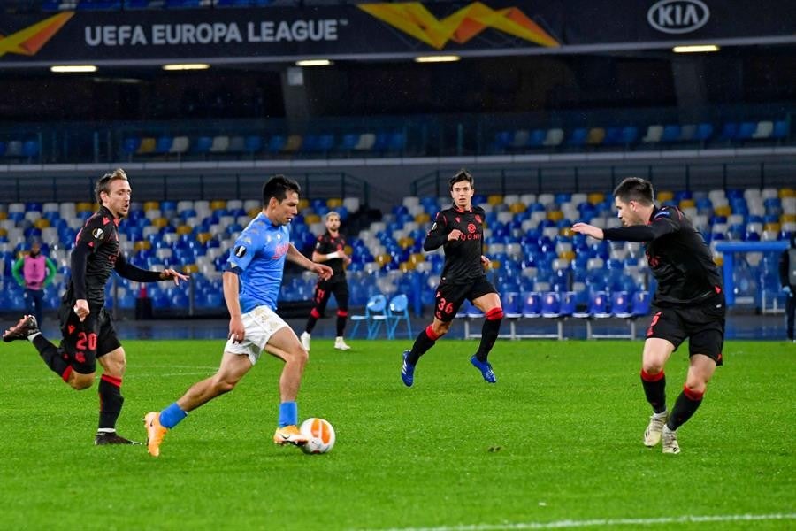 Chucky Lozano durante un partido con Napoli