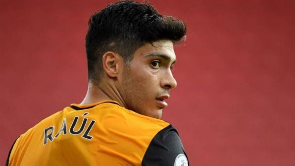 Raúl Jiménez en partido con el Wolverhampton