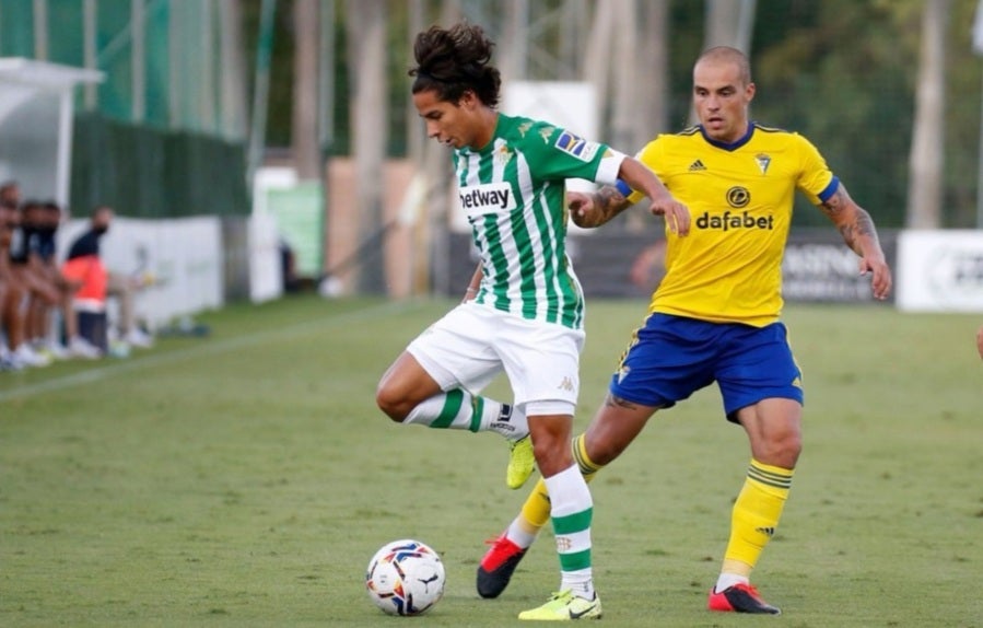 Diego Lainez en un partido con el Real Betis