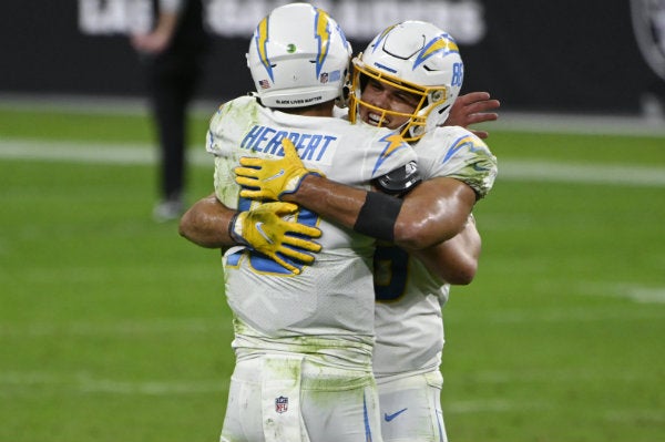 Justin Herbert en festejo con Chargers