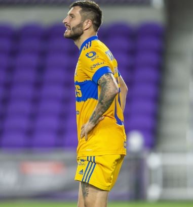 Gignac se lamenta tras una acción