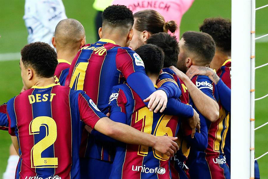 Compañeros del Barcelona felicitan a Messi