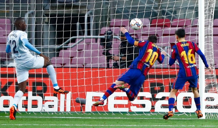 Messi anotando el gol que empata a Pelé