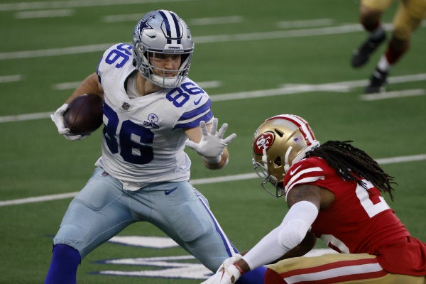  Dalton Schultz en acción con Cowboys ante Niners